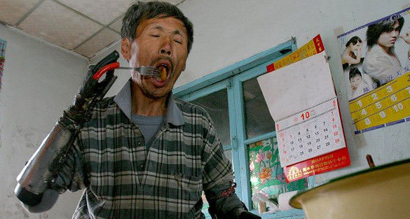 中國漁夫殘而不廢　利用廢鐵自制義肢
