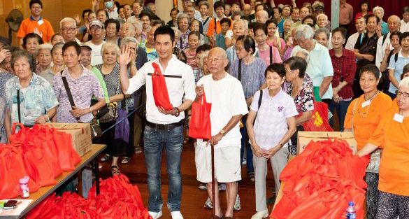 Kevin Cheng gives away gift pack to elderly